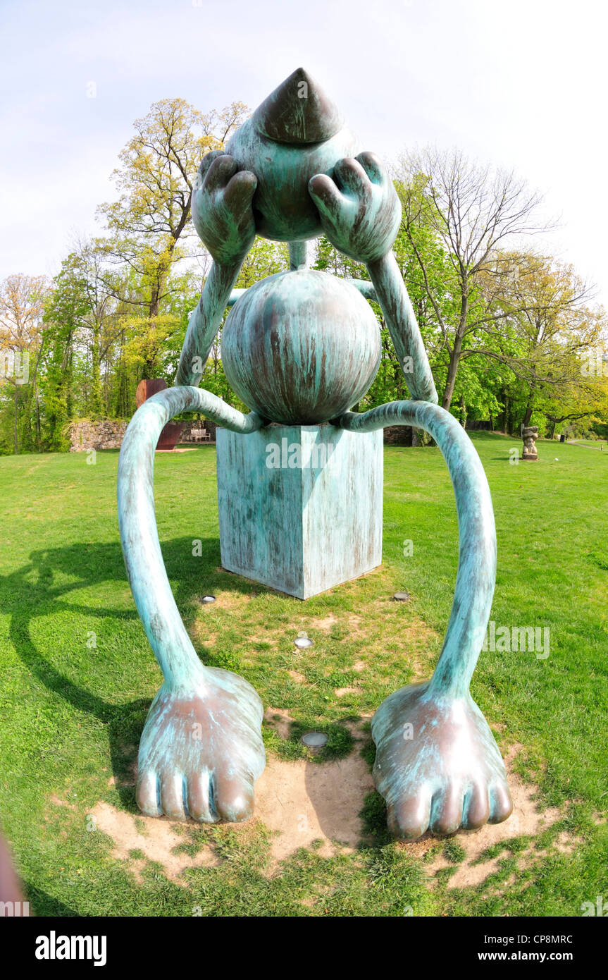 Il gigante di pianto (2002) da Tom Otterness è una squallida-cercando bronzo in Copeland giardino di sculture del Delaware Art Museum Foto Stock