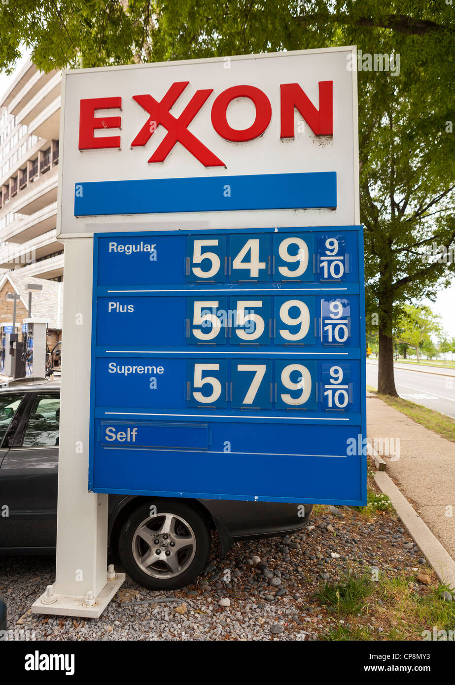 WASHINGTON, DC, Stati Uniti d'America - $5 Prezzo gas segno a Exxon una stazione di servizio il 7 maggio 2012. Foto Stock