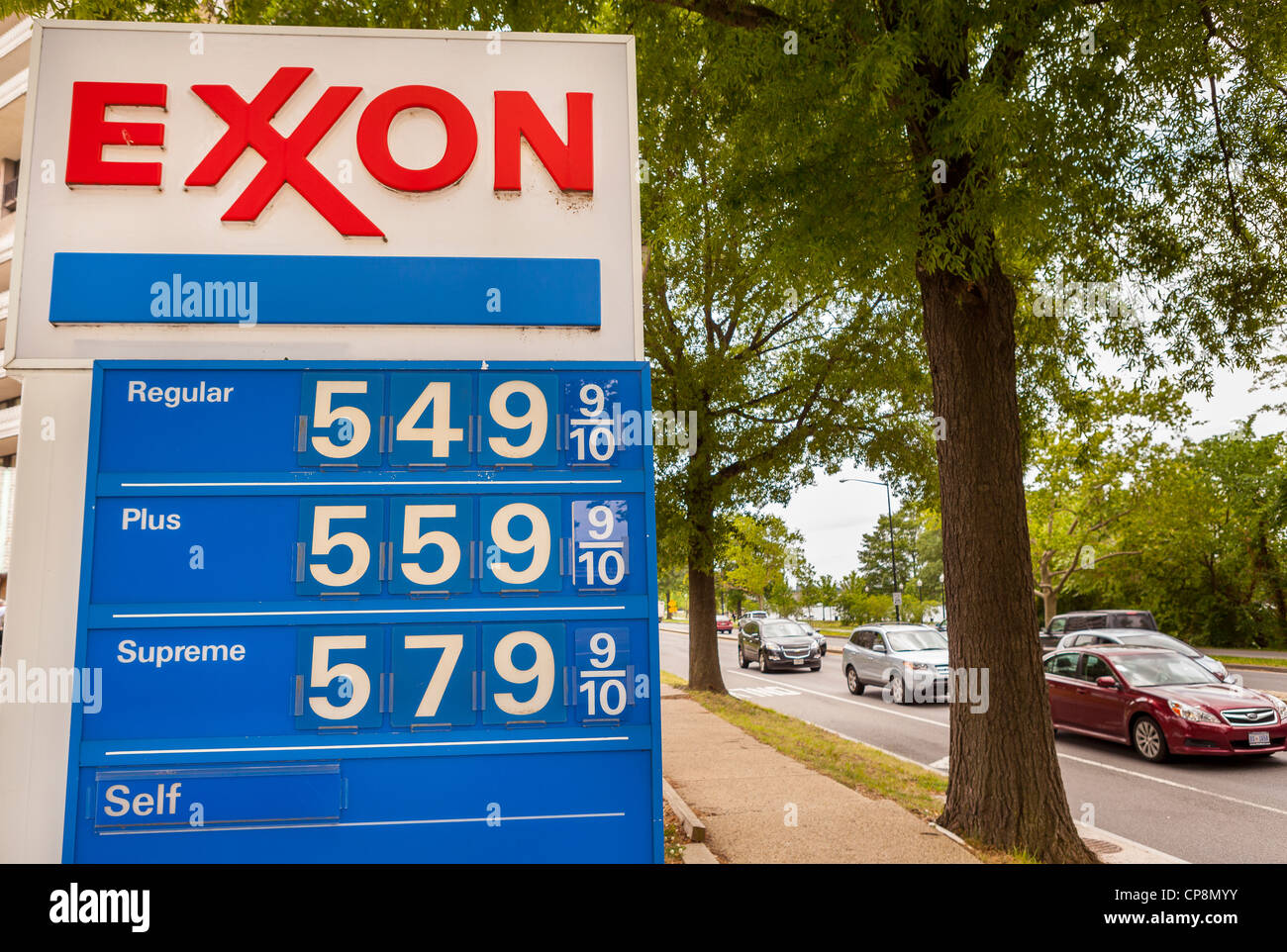 WASHINGTON, DC, Stati Uniti d'America - $5 Prezzo gas segno a Exxon una stazione di servizio il 7 maggio 2012. Foto Stock