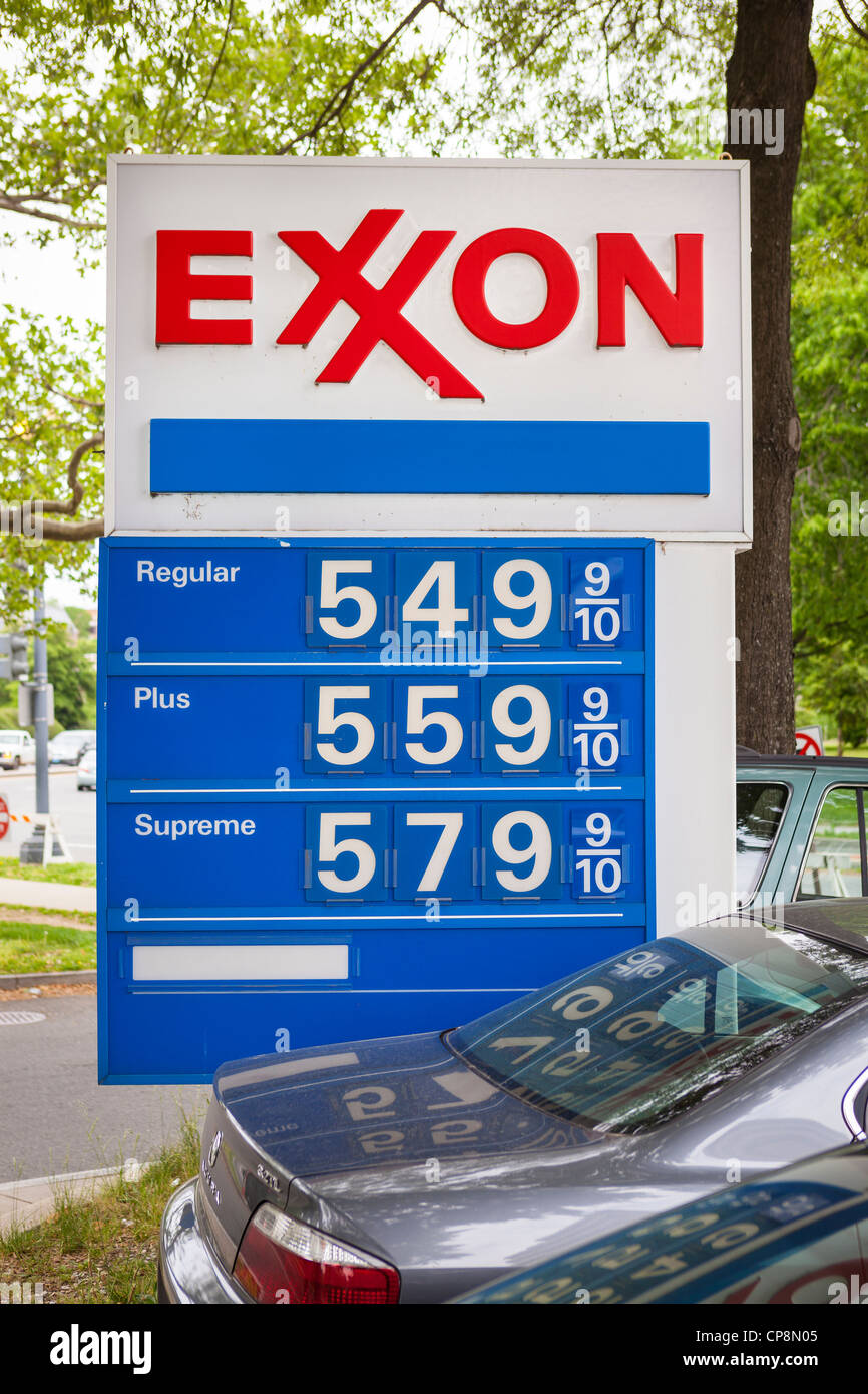 WASHINGTON, DC, Stati Uniti d'America - $5 Prezzo gas segno a Exxon una stazione di servizio il 7 maggio 2012. Foto Stock