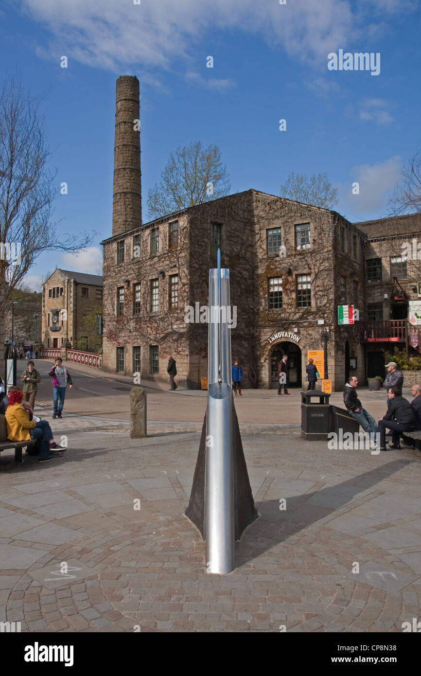 St George Square, Hebden Bridge, con la scultura di Fustian coltello, da Mike Williams in primo piano. Foto Stock