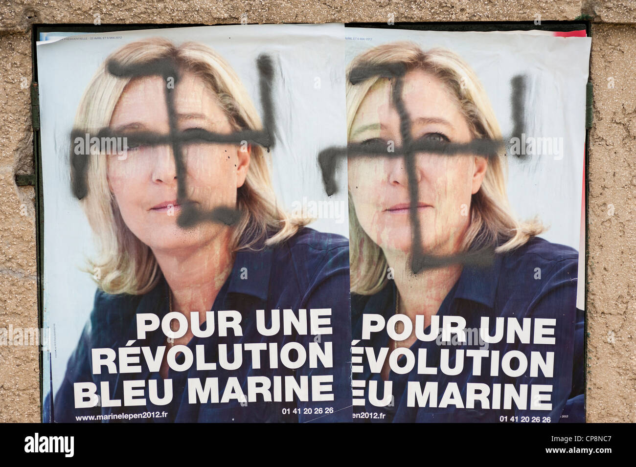 Svastica dipinta su manifesti di Marine Le Pen, in Francia la estrema destra Fronte Nazionale partito politico leader - elezioni francesi 2012 Foto Stock