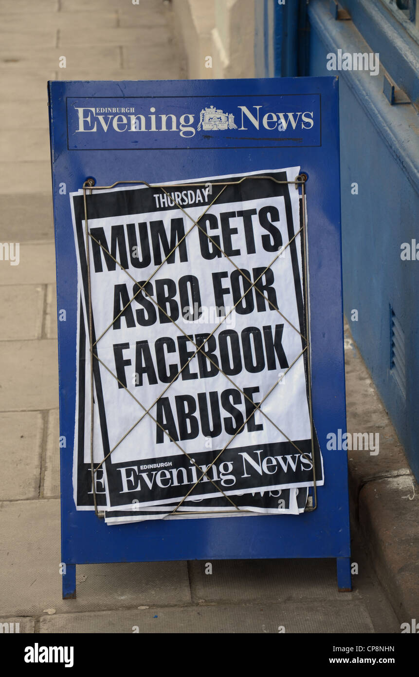 Un Edinburgh Evening News billboard headline evidenziando le insidie del social networking - Mamma ottenere ASBO per abuso di facebook. Foto Stock
