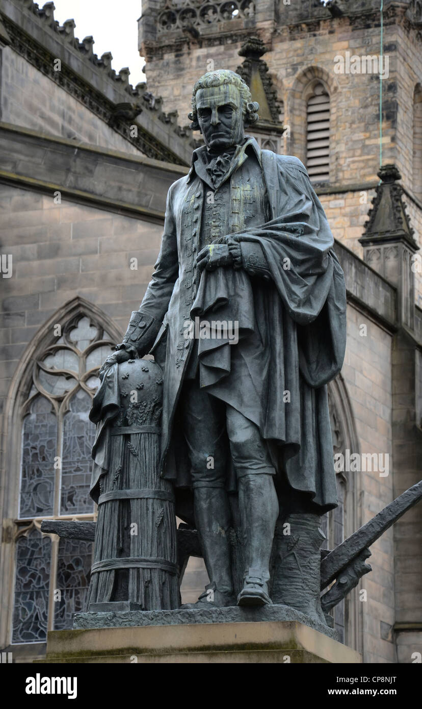 Statua di Adam Smith (1723-1790), filosofo scozzese ed economista, fuori la Cattedrale di St Giles di Edimburgo. Foto Stock
