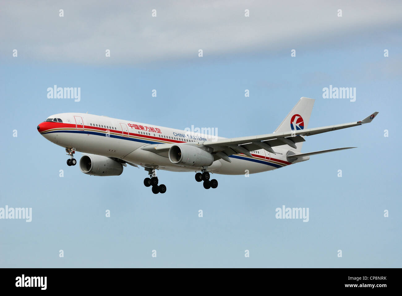 China Eastern Airbus A330-200 sull approccio finale. Foto Stock