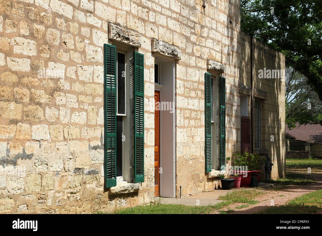 Il lato di un vecchio edificio di pietra calcarea in Fredericksburg, Texas Foto Stock