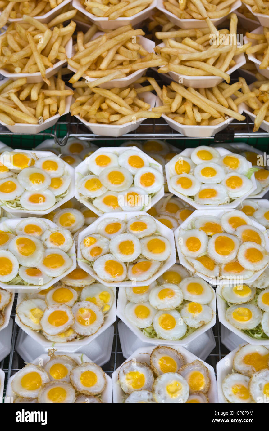 Frittura di uova di quaglia e patatine in vendita al mercato di Chatuchak Foto Stock