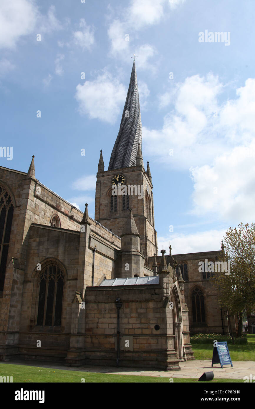 Santa Maria e tutti i Santi Chiesa Parrocchiale a Chesterfield noto come la guglia storta Foto Stock