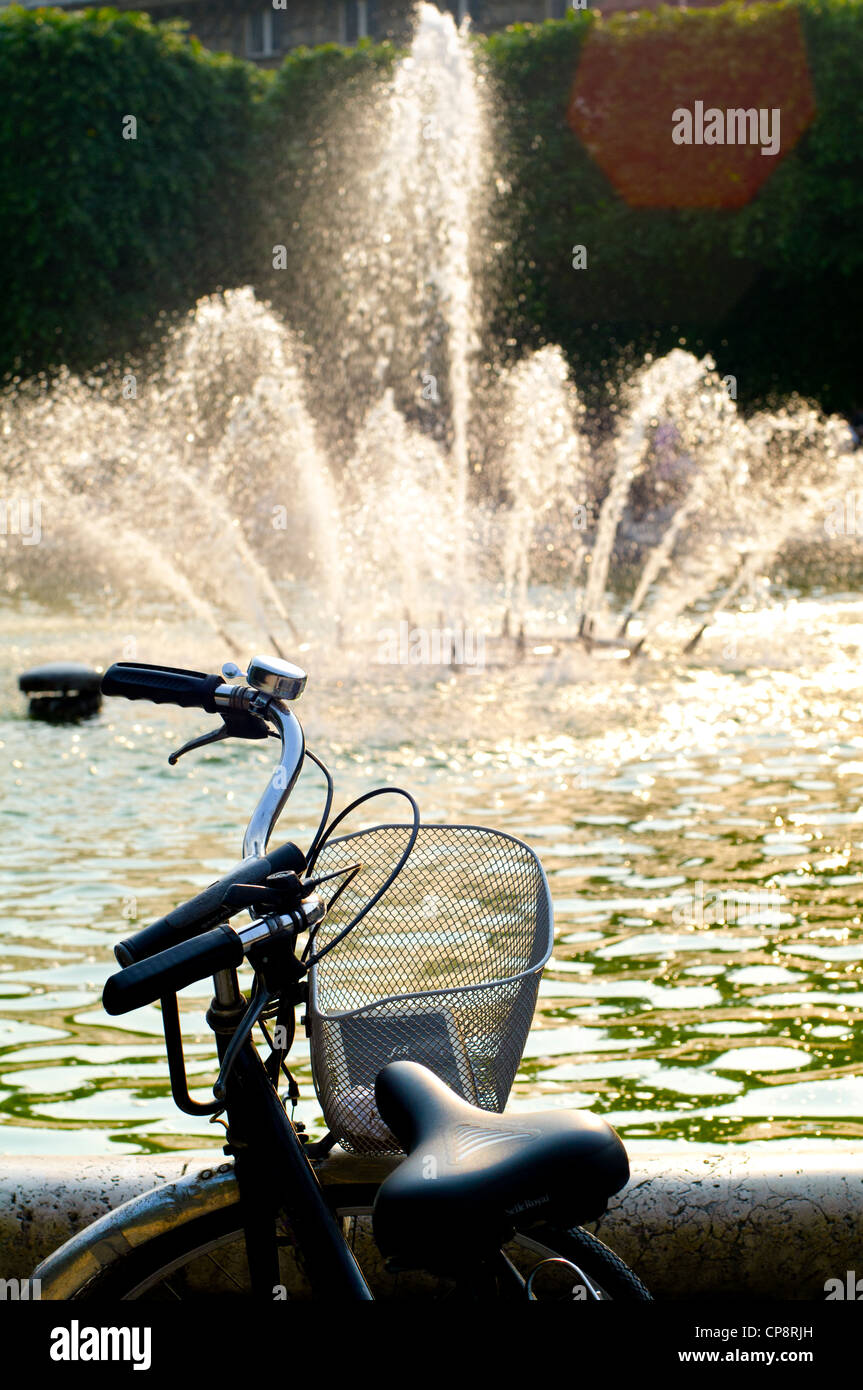 Bicicletta e fontana di acqua nel Jardin du Palais Royal, Paris, Francia Foto Stock