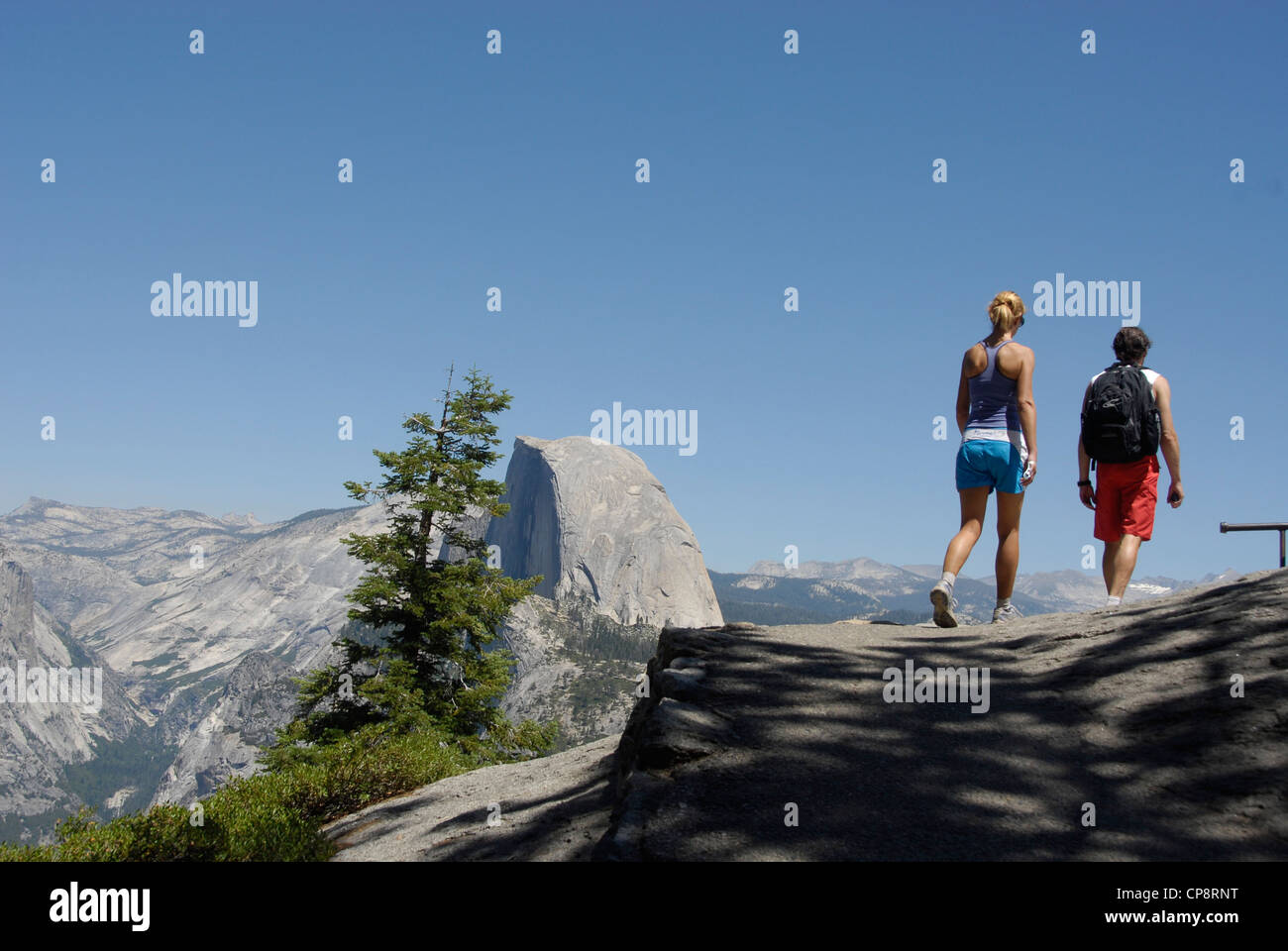 Gli escursionisti presso il Glacier Point con vista di mezza cupola a Yosemite Park, California, Stati Uniti d'America Foto Stock