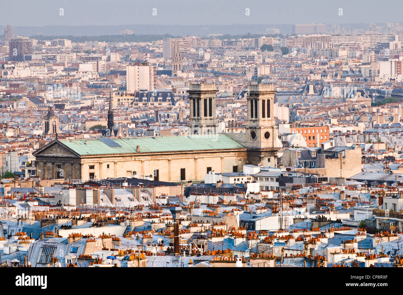 Chiesa di Saint Vincent de Paul e tetti circostanti su Parigi, Francia Foto Stock