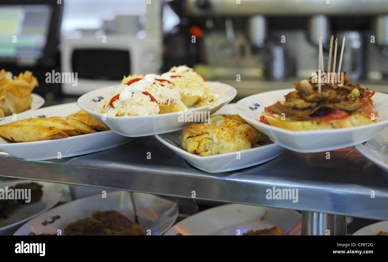 Selezione di tapas spagnole servita in un bar a San Sebastian, Spagna Foto Stock