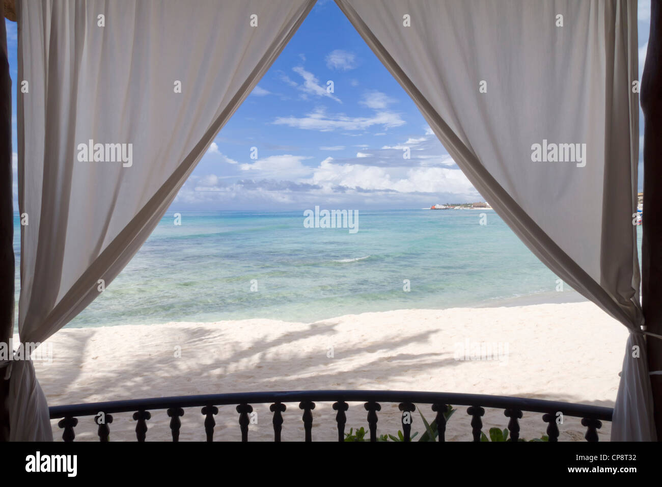Una cornice per una vista della spiaggia e oceano tropicale Foto Stock