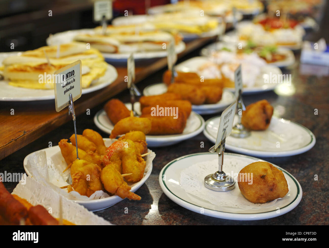 Selezione di tapas spagnole servita in un bar a San Sebastian, Spagna Foto Stock