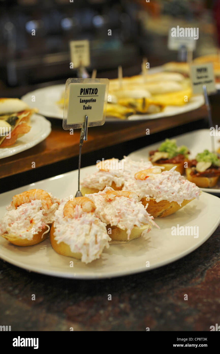 Selezione di tapas spagnole servita in un bar a San Sebastian, Spagna Foto Stock