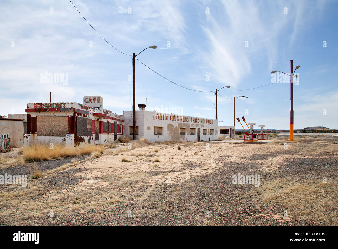 Doppie frecce Trading Post sul percorso 66 in Arizona. Foto Stock