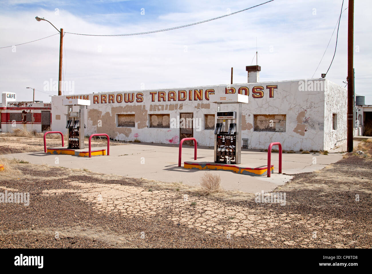 Doppie frecce Trading Post sul percorso 66 in Arizona. Foto Stock