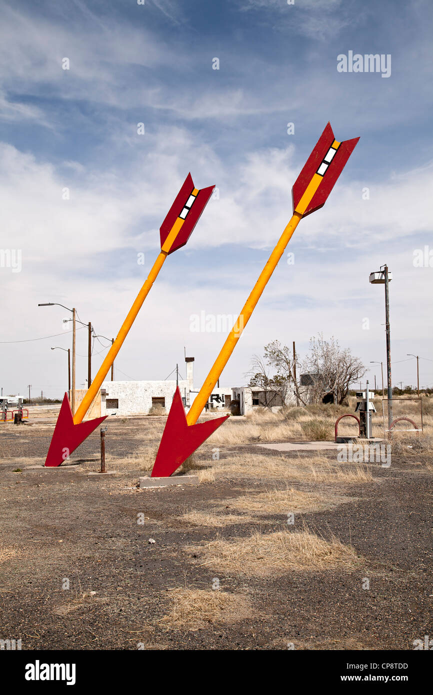 Doppie frecce Trading Post sul percorso 66 in Arizona. Foto Stock