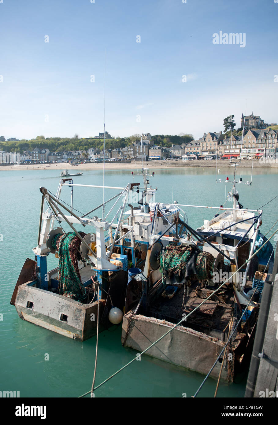 Il litorale della capitale di ostrica Cancale visto dal molo di pesca, Bretagna Francia Foto Stock