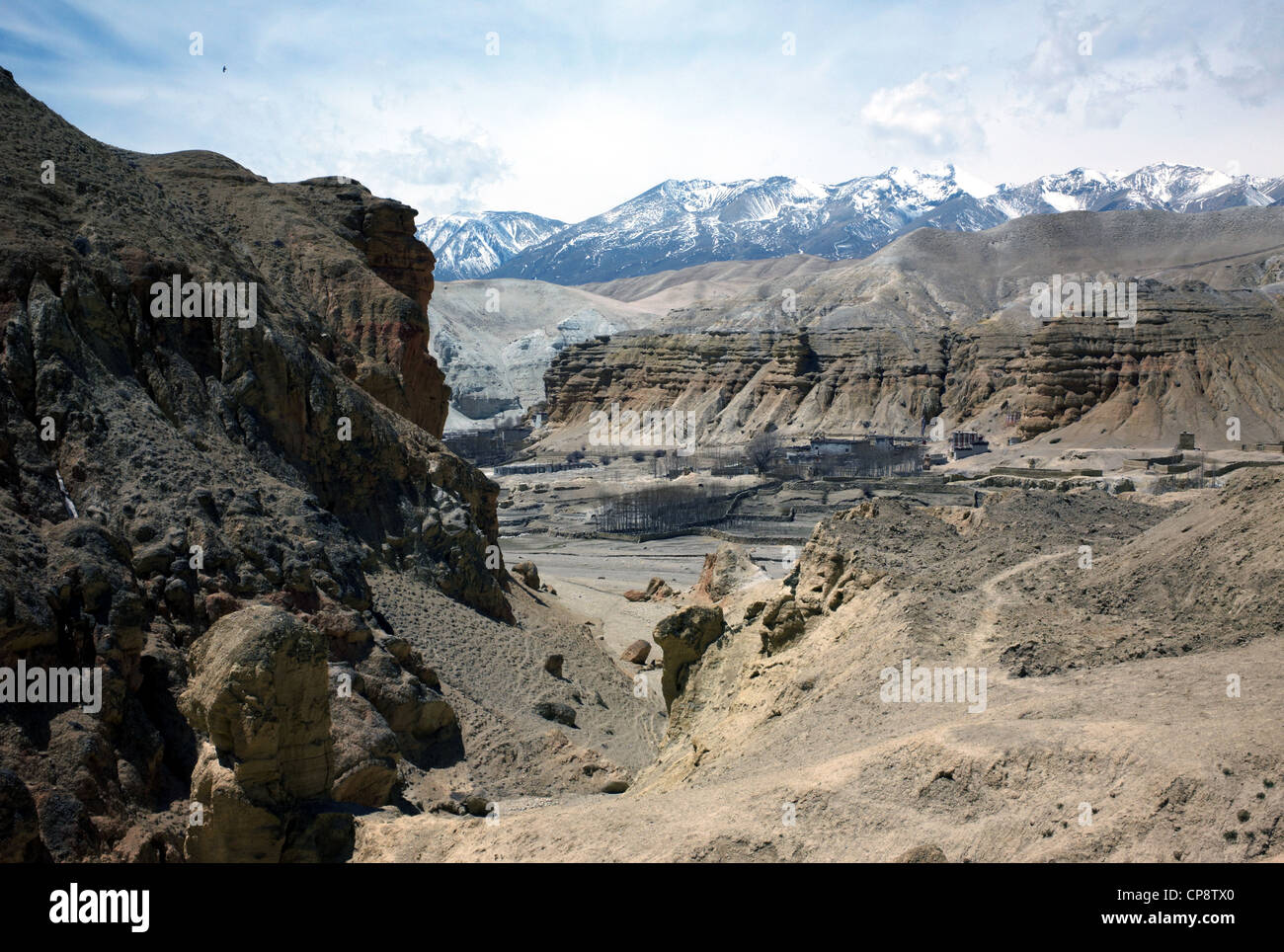 Fotografia a colori di una valle arida, lo Manthang, Mustang, Nepal, Asia, 2011. Foto Stock