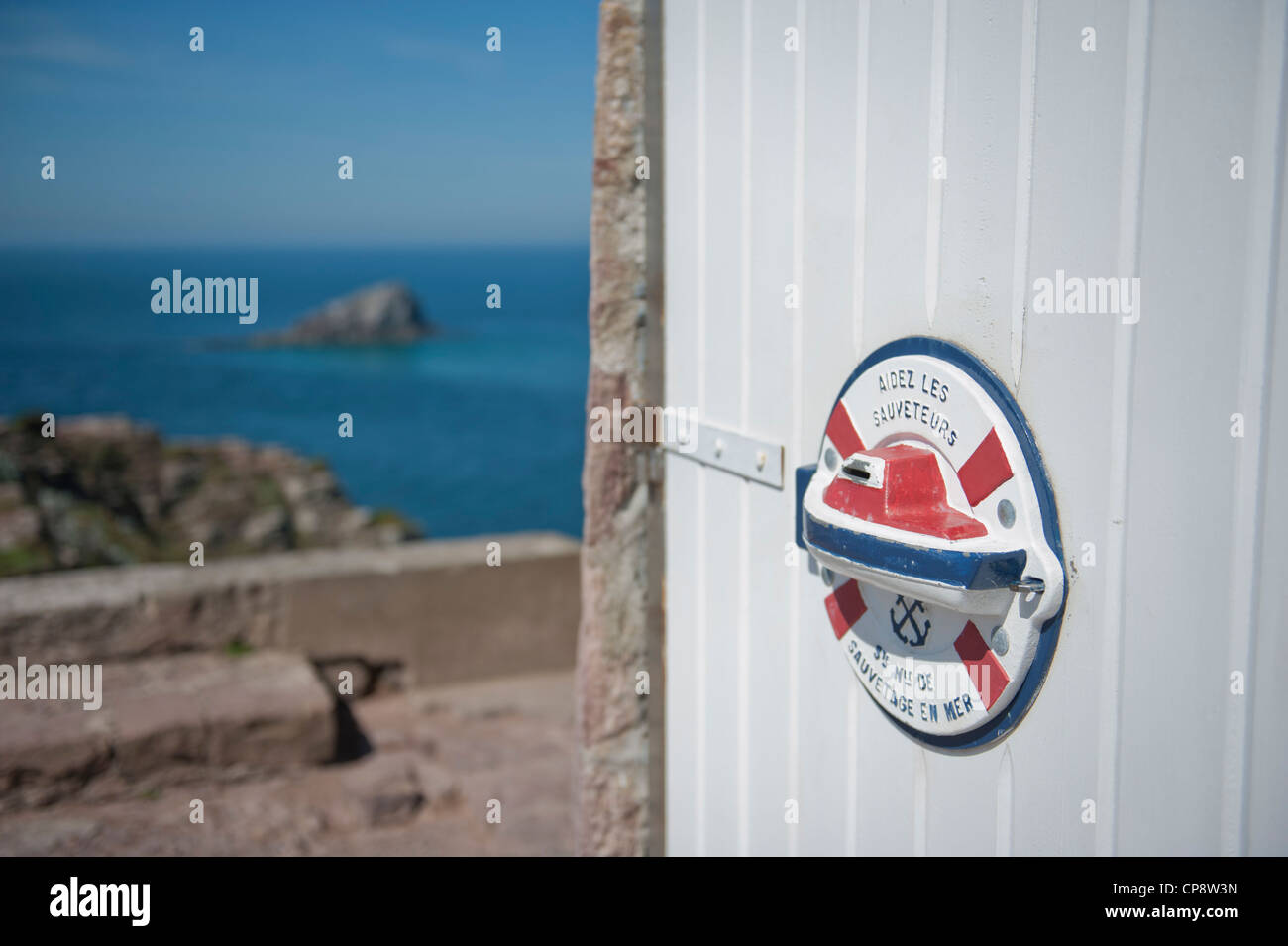 Piccola nave chiedendo donazioni per la vita dei risparmiatori fissato alla porta di una torre a Cap Fréhel sulla Côte d'Émeraude, Francia Foto Stock