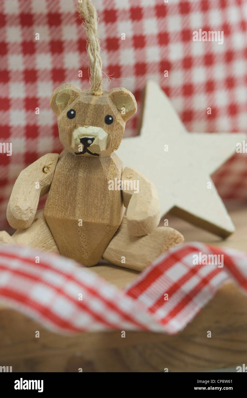 Decorazione di natale con stella di legno e un orso di peluche close up Foto Stock