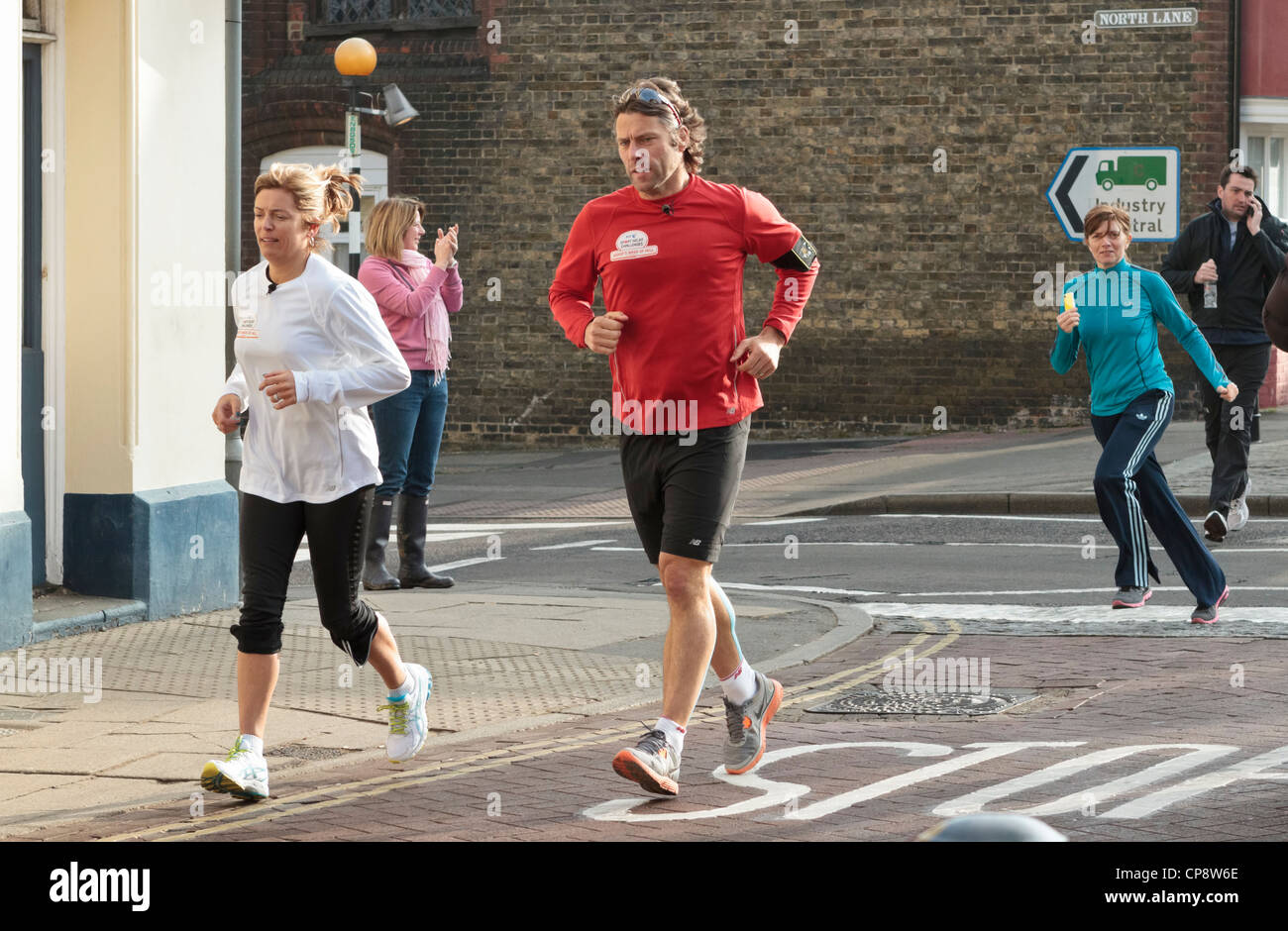 Esegue la sua settimana di inferno in 2012 con sua moglie Melanie a fianco di supporto come ben wishers seguire. Foto Stock