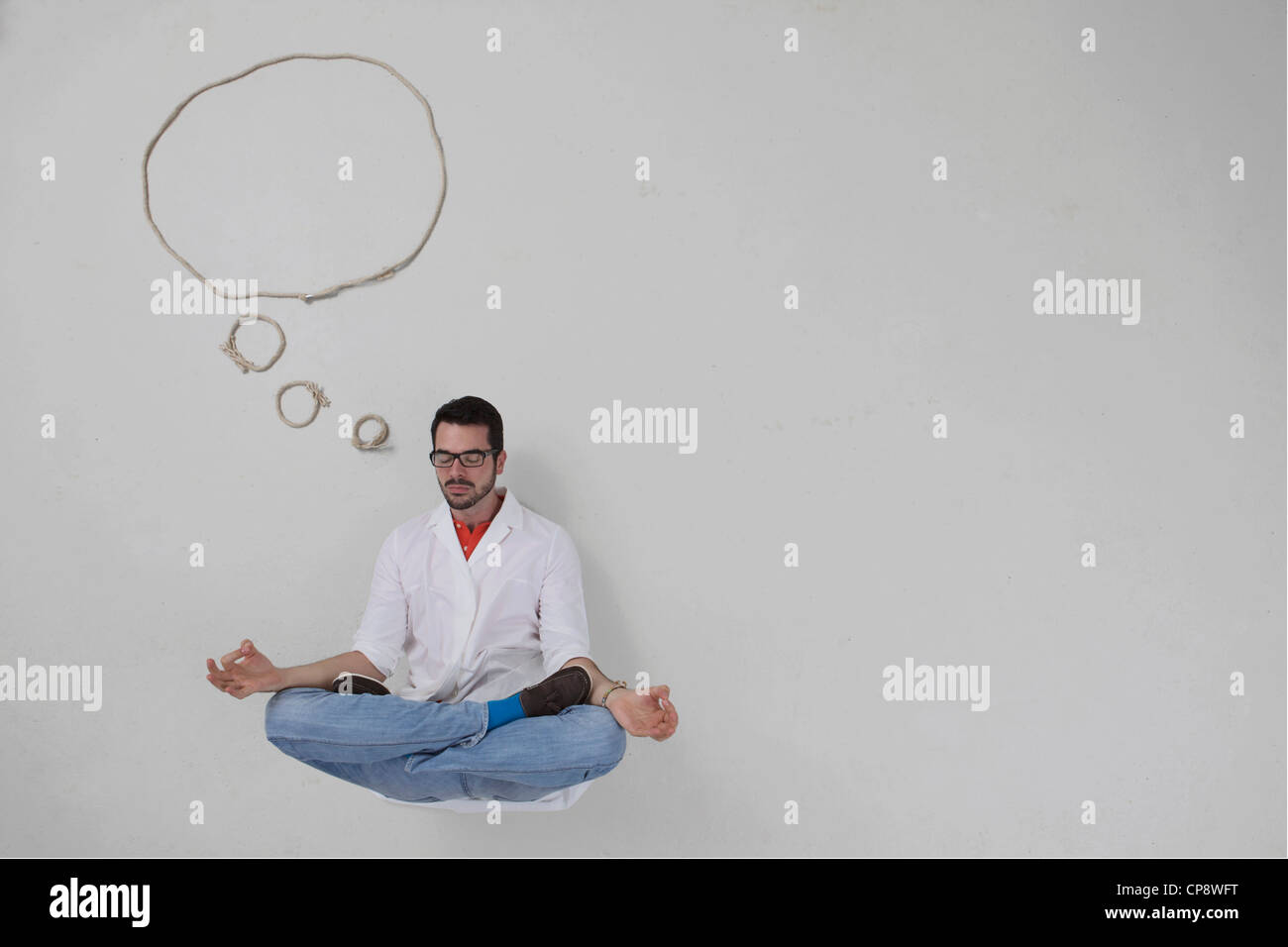 Giovane uomo di fare meditazione con fumetto pensiero Foto Stock