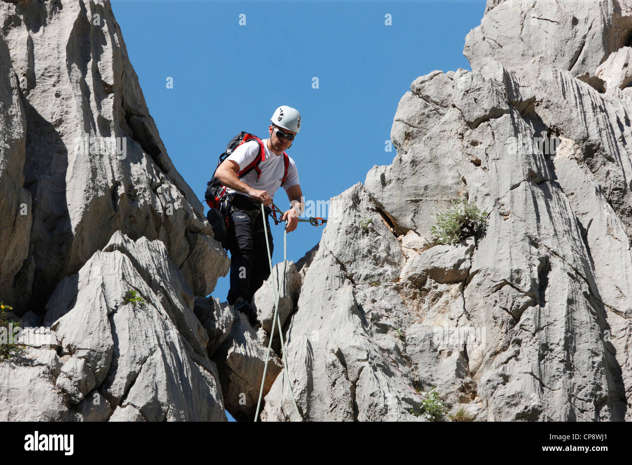 Rocciatore sulla cima di una collina nel Parco Nazionale di Paklenica. Foto Stock