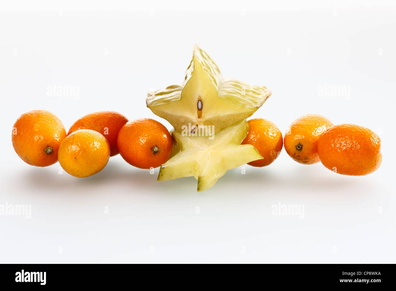 Kumquat wth star fruit su sfondo bianco Foto Stock