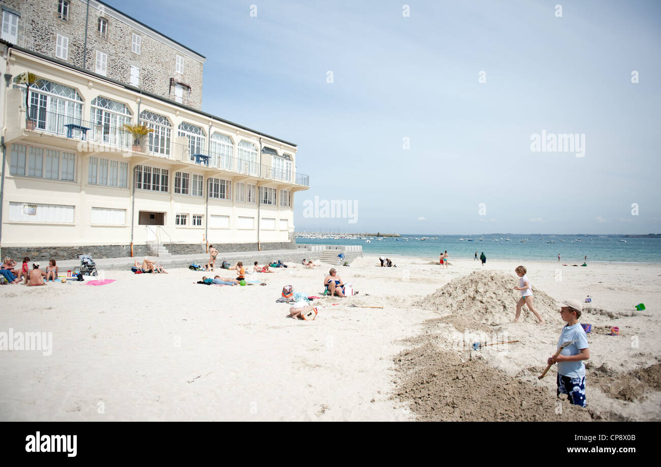 I 2 km della principale spiaggia Grande Plage di St-Cast-le-Guildo è delimitata dagli hotel del XIX e XX secolo, Bretagna Francia Foto Stock