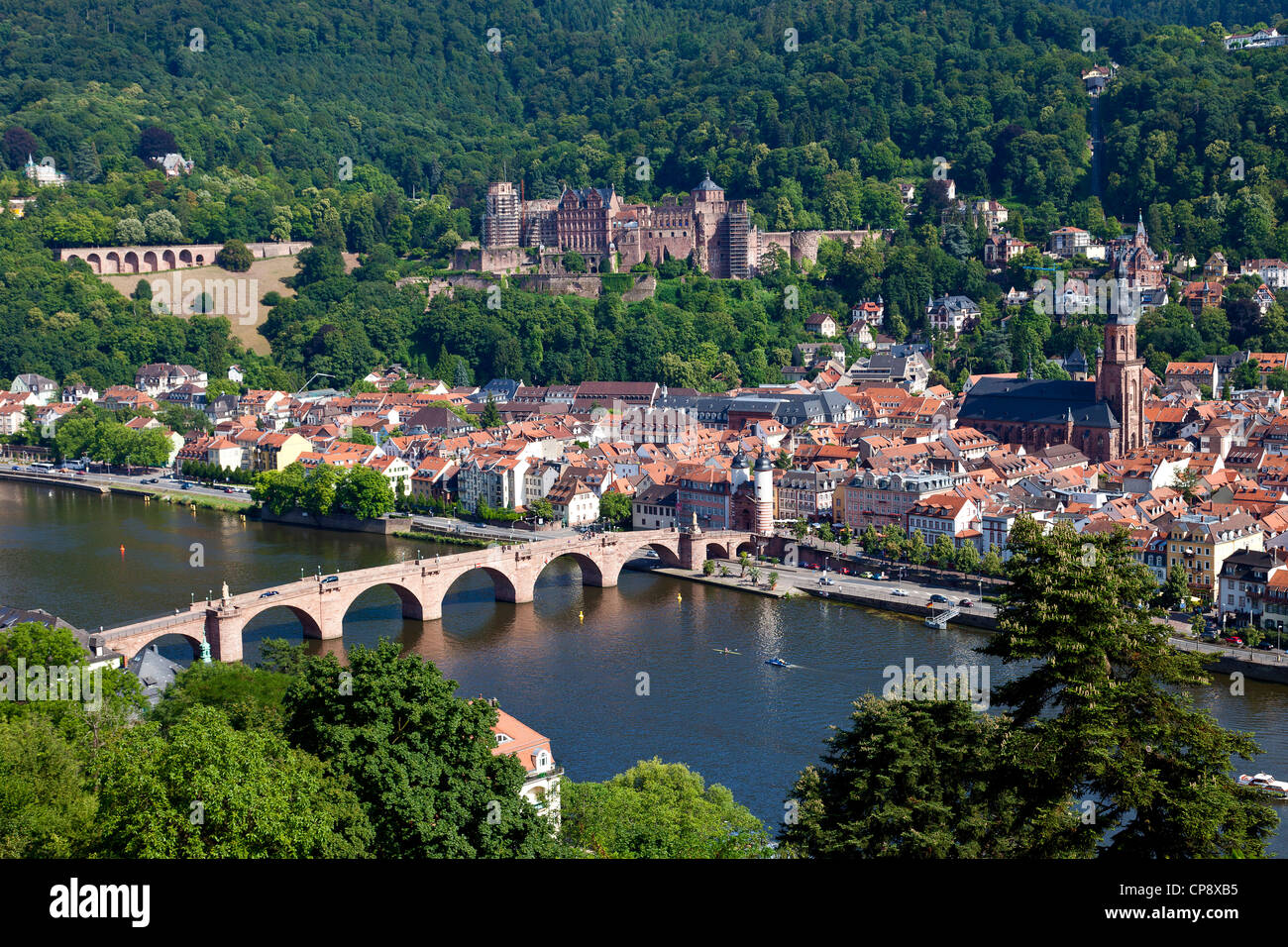 Germania, Baden Wuerttemberg, Heidelberg, la vista del castello di Heidelberg e la città vecchia con il fiume Neckar Foto Stock