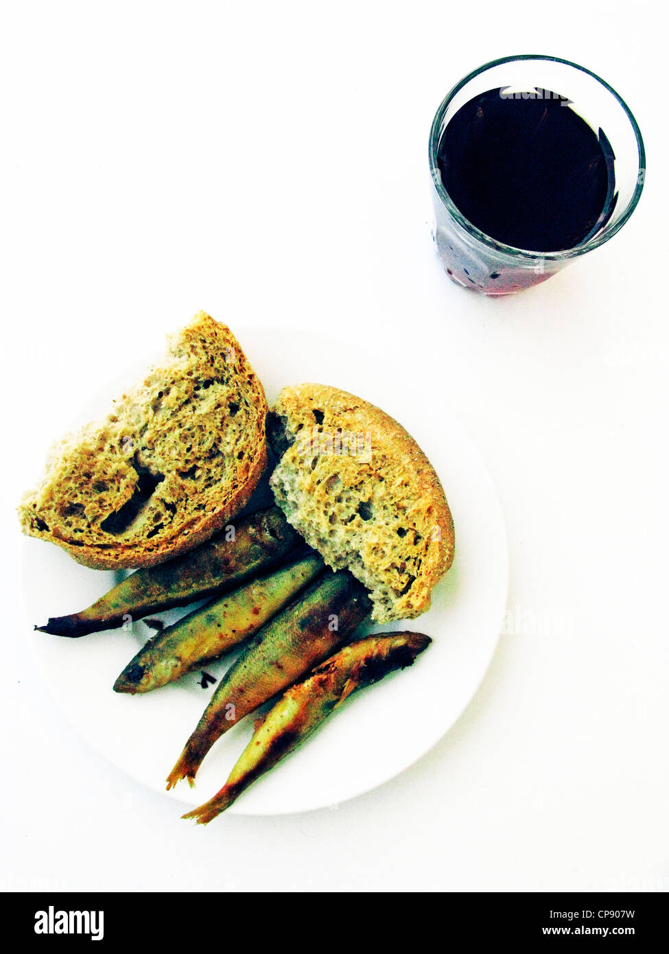 La cucina greca.Meze tradizionale ( Starter ) Dakos cretese. Orzo Rusk (Paximadi) con sarde e vino rosso. Foto Stock