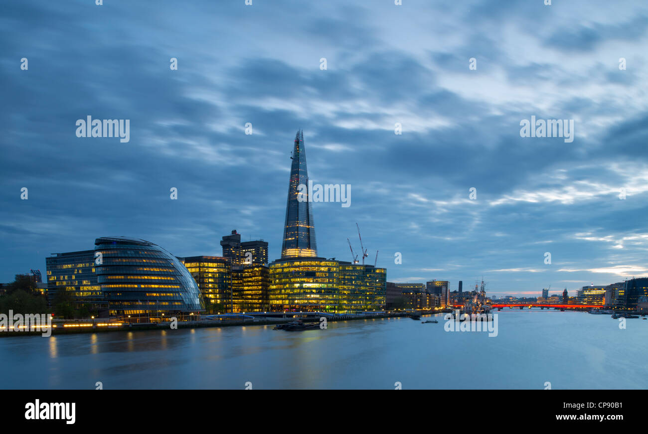 Vista del Tamigi dal Tower Bridge, London City Hall, Shard, più di Londra e HMS Belfast in background al crepuscolo, London, Regno Unito Foto Stock