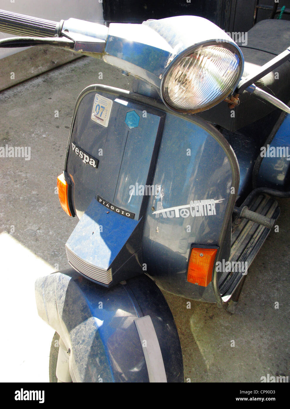 Vecchio Blu Piaggio Vespa scooter, Creta, Grecia Foto Stock