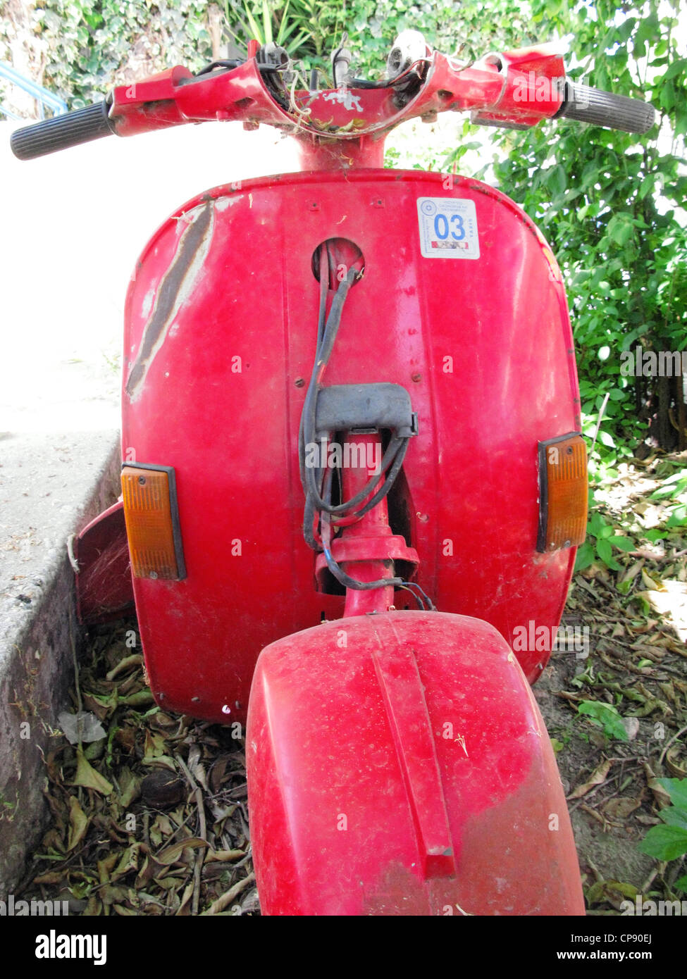 Vecchio rosso Piaggio Vespa scooter, Creta, Grecia Foto Stock