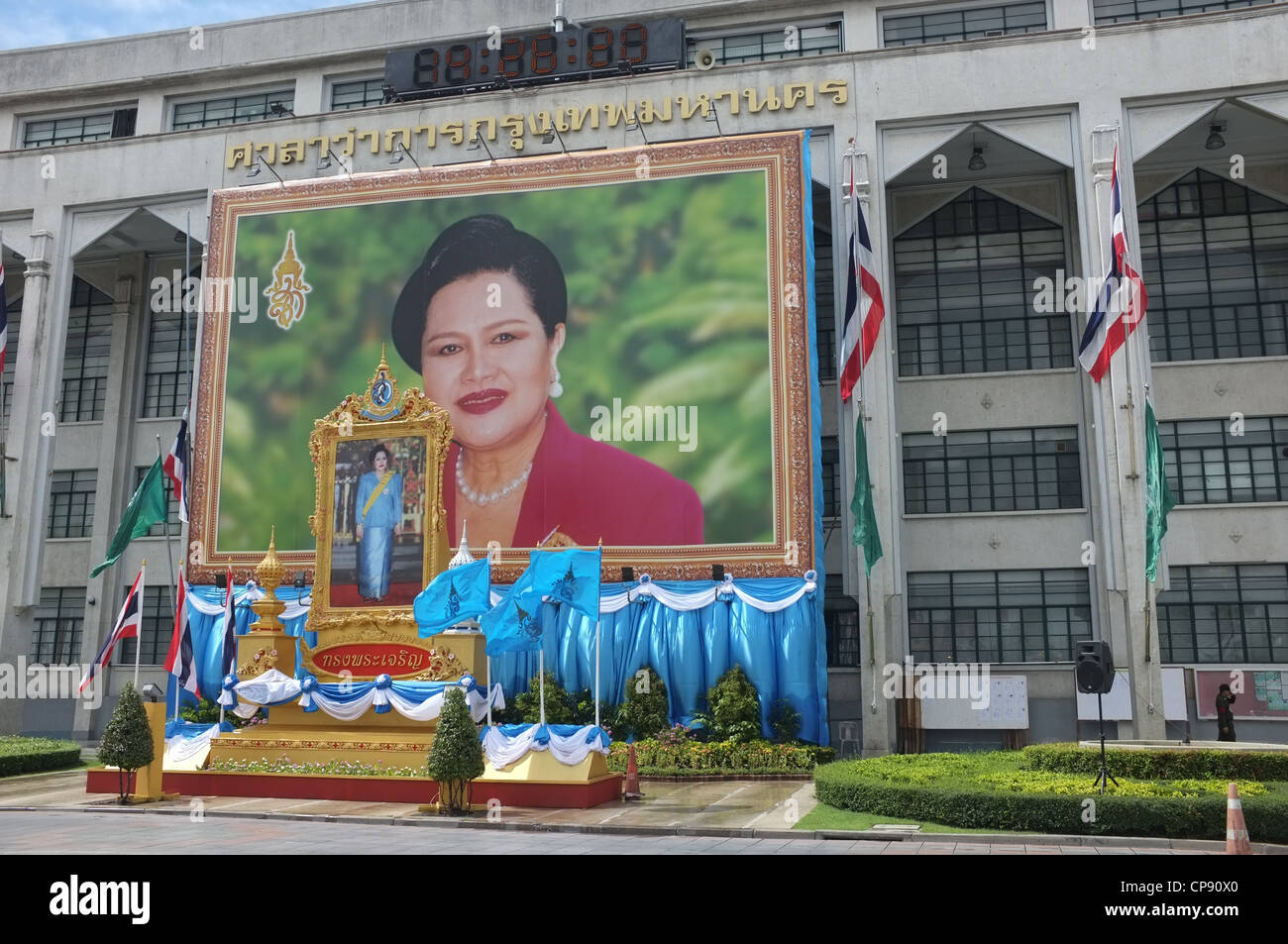 Un gigante di dimensioni immagine di Sua Maestà la regina Sirikit su un edificio di Bangkok Foto Stock