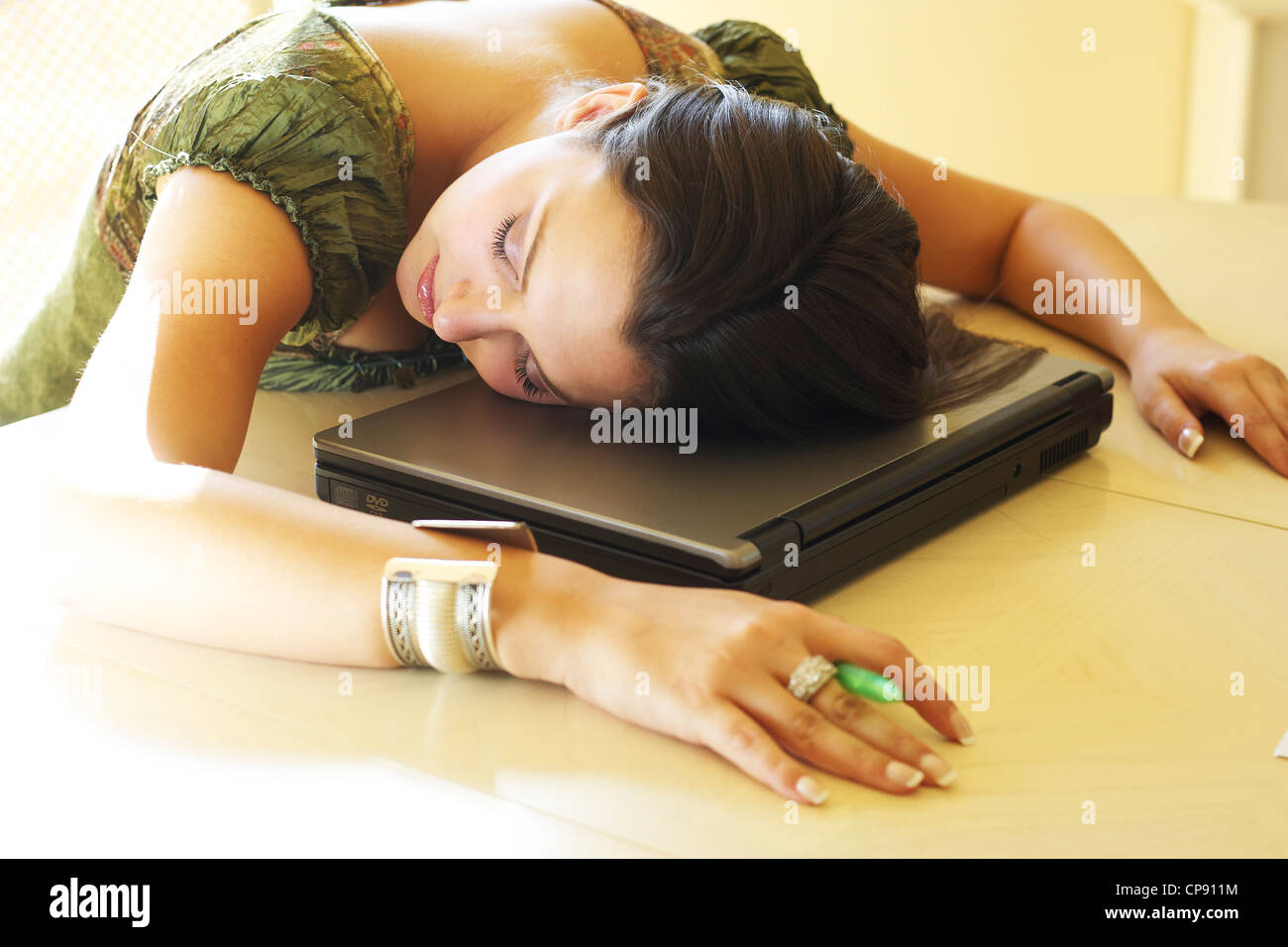 Ragazza dorme sul computer portatile Foto Stock