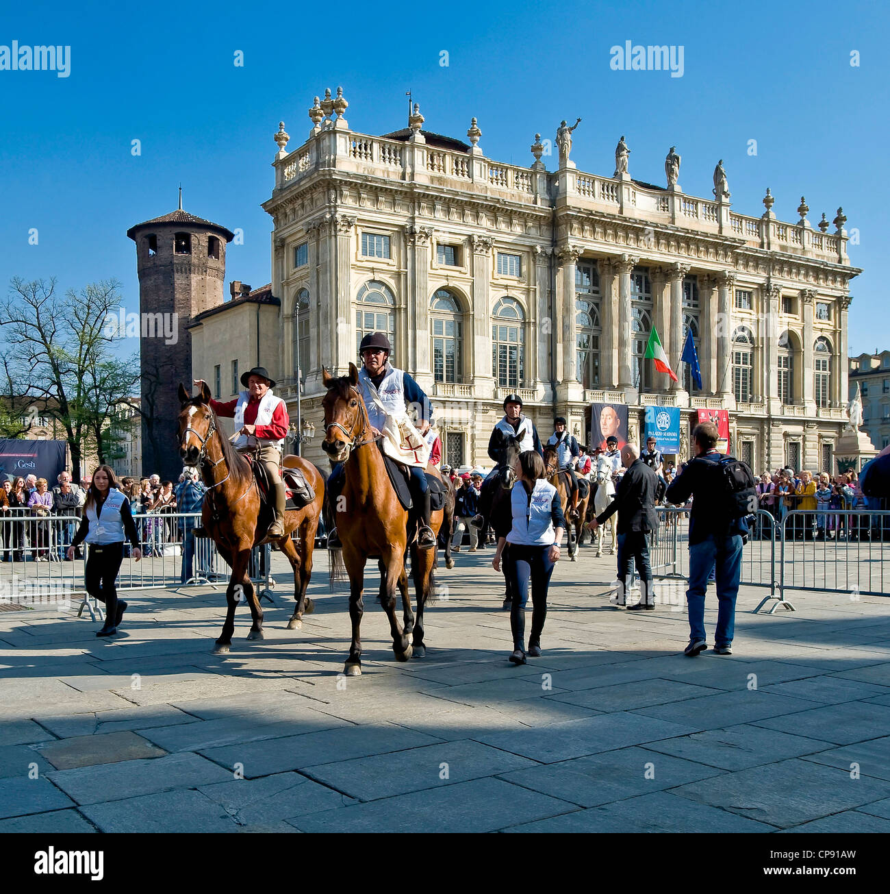 Europa Italia Piemonte Torino Sindone Ostensione del 2010, "l'arrivo dei Cavalieri della Sindone nella Piazza Castello Foto Stock