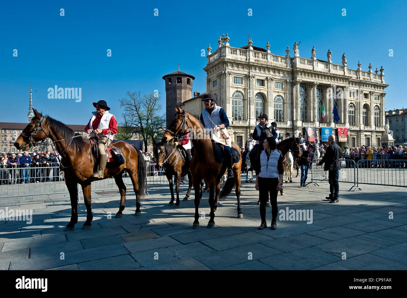 Europa Italia Piemonte Torino Sindone Ostensione del 2010, "l'arrivo dei Cavalieri della Sindone nella Piazza Castello Foto Stock