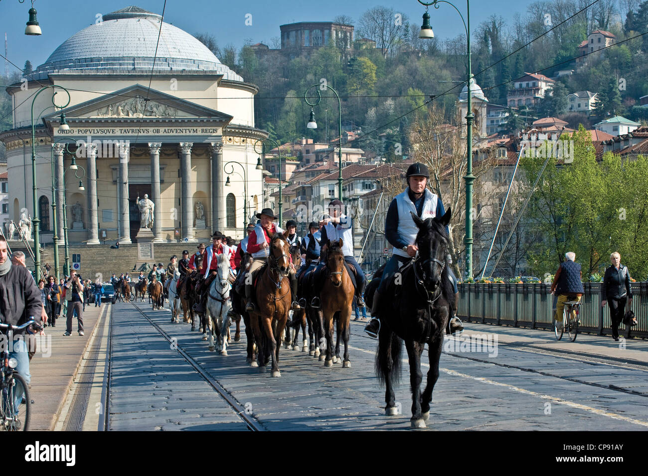 Europa Italia Piemonte Torino Sindone Ostensione del 2010, "l'arrivo dei Cavalieri della Sindone nella Gran Madre di Dio Foto Stock