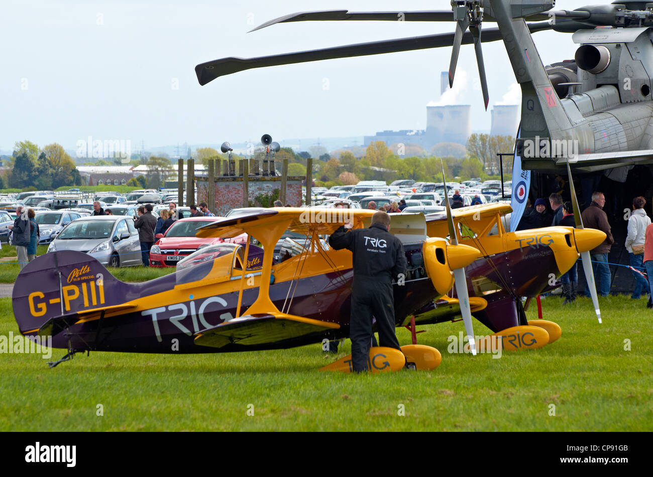 Trig liveried Pitts speciale velivolo acrobatico essendo preparato a Abingdon Airshow 2012 Foto Stock