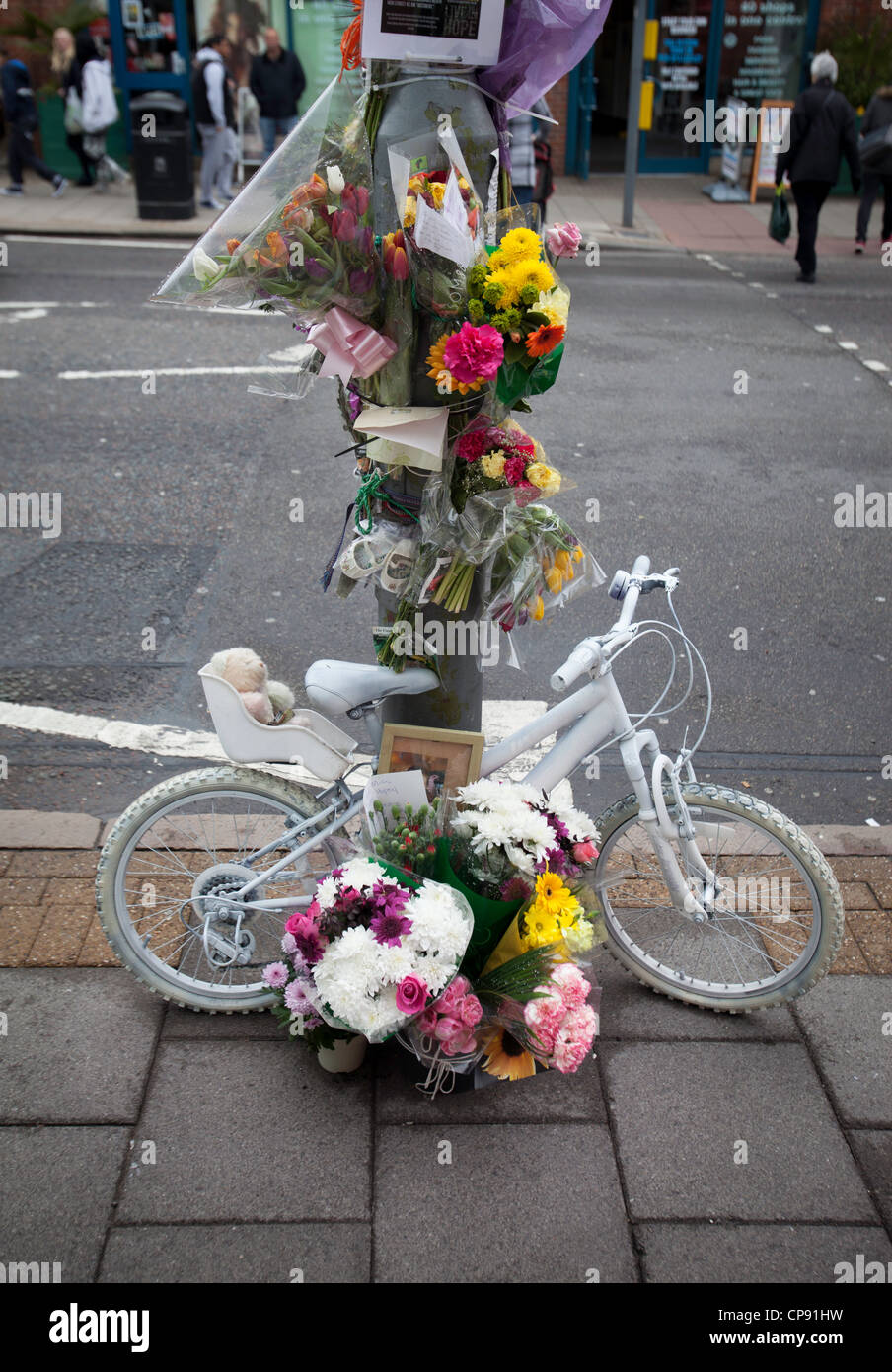 Un tributo sul ciglio della strada per un incidente stradale vittima in Birmingham, Regno Unito Foto Stock