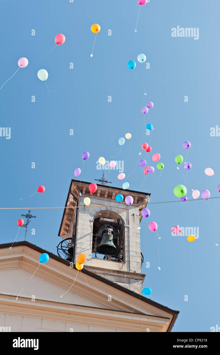 La Svizzera, Ticino, vista di palloncini volare al campanile della chiesa Foto Stock