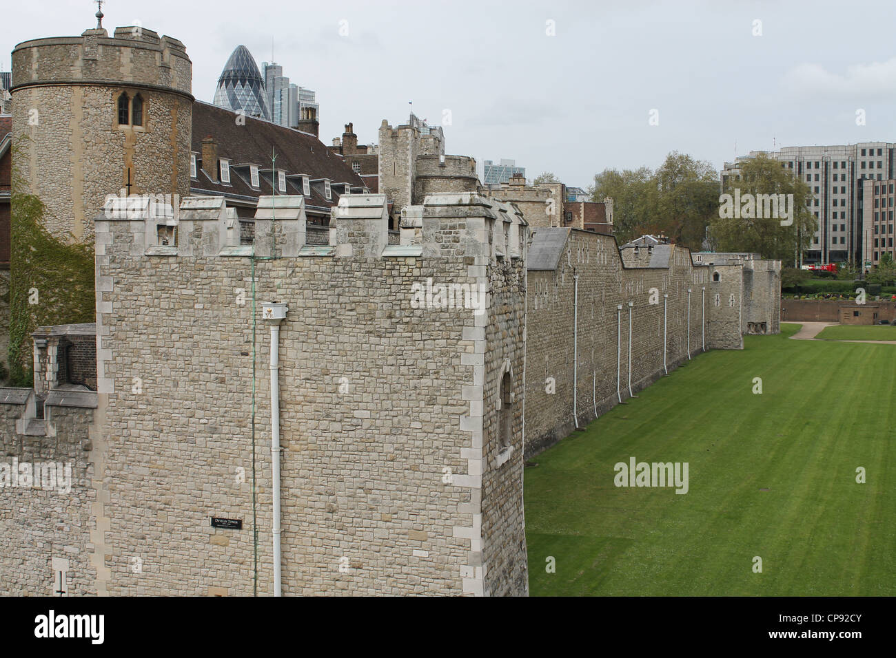 Torre di Londra la parete esterna e merlature. Foto Stock