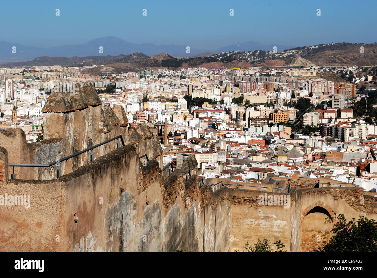 Castello di Gibralfaro (Castillo de Gibralfaro) merlature con vedute sopra la città, Malaga, Andalusia, Spagna, Europa occidentale. Foto Stock