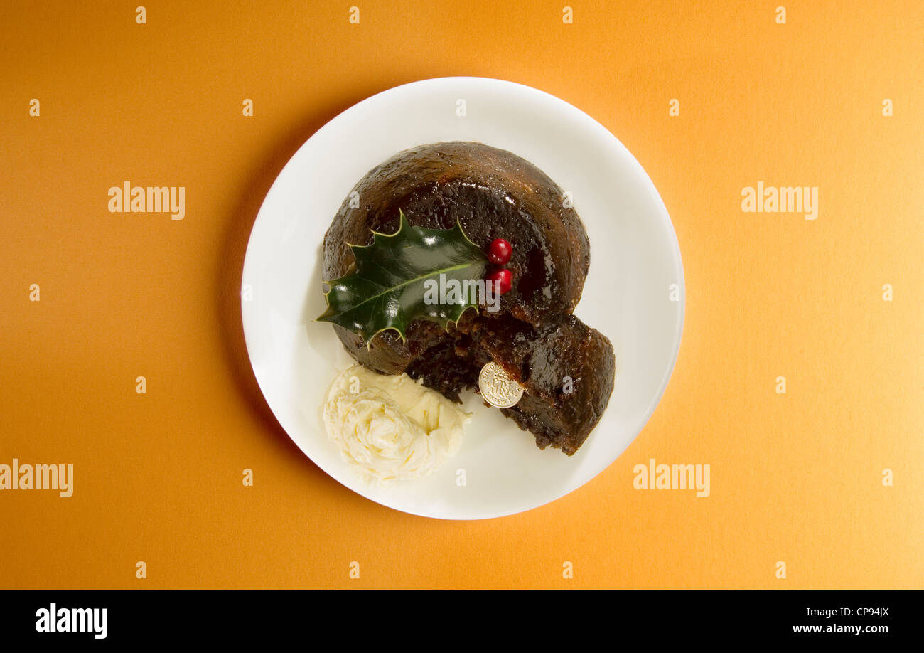 Pudding natalizio con crema, agrifoglio e fortunato sixpence Foto Stock