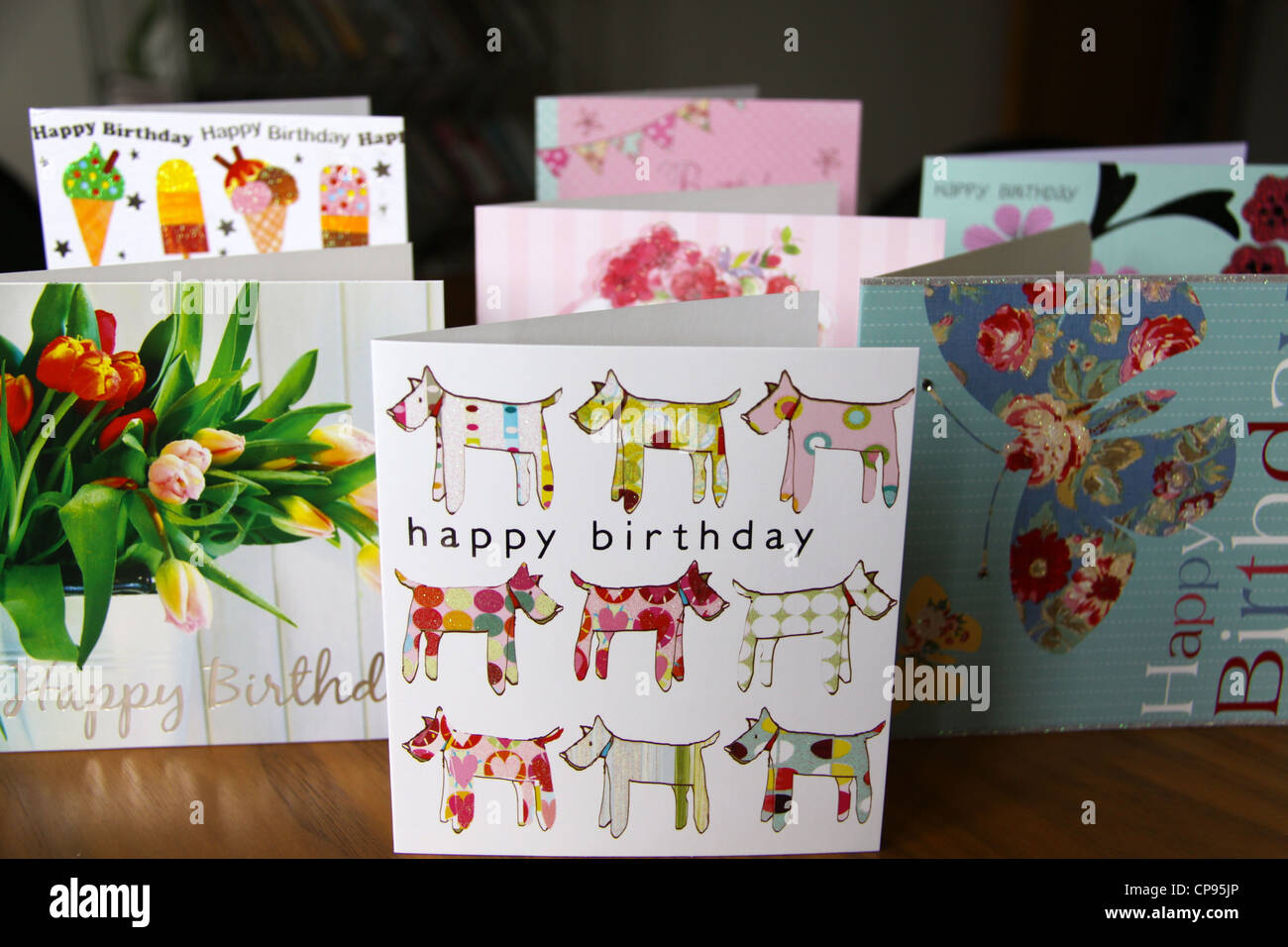 Una raccolta di 7 cartoline di compleanno visualizzato insieme Foto Stock