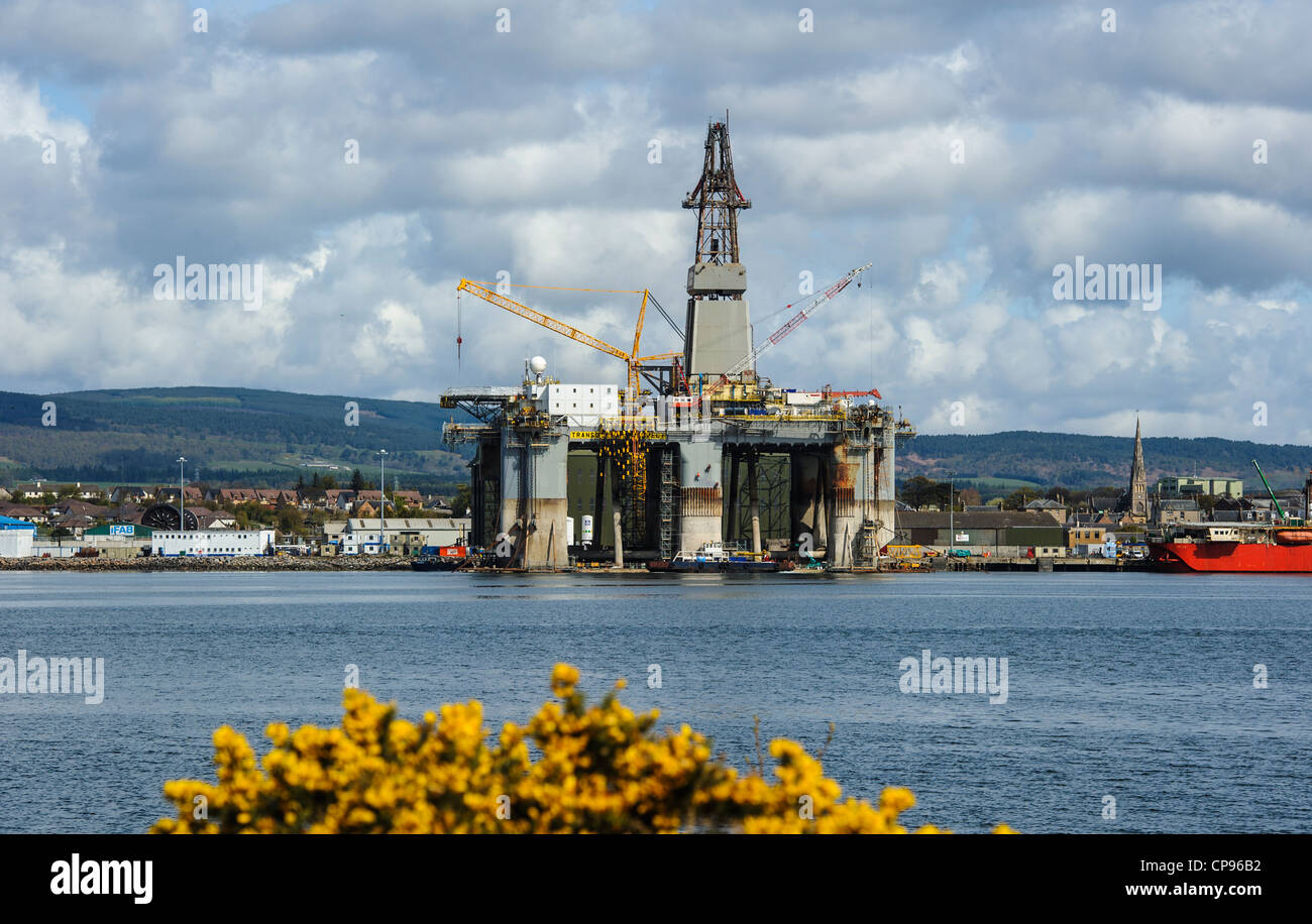 Oil Rig a iFab impianto per la fabbricazione in Invergordon sul Cromarty Firth dwarf case del borgo Foto Stock