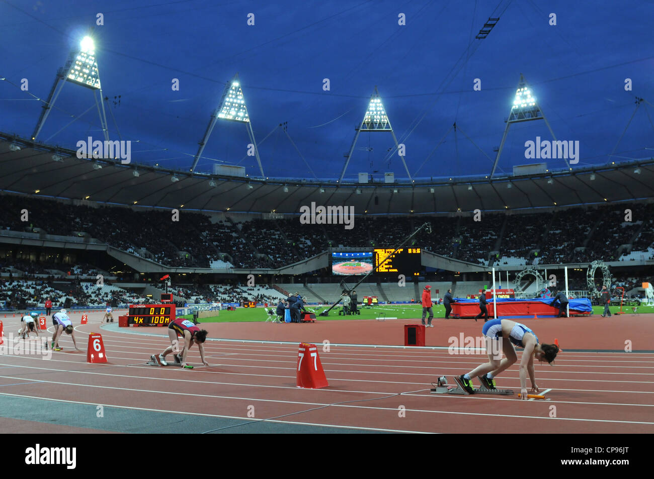 Olympic 2012 Athletics Stadium, Londra, Regno Unito. Womens 4 x 100 relè al BUCS VISA Outdoor Athletics Championships. 05 Maggio 2012 Foto Stock